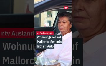 Wohnungsnot Mallorca – Ältere Frau sitzt vor einem kleinen Auto mit persönlichen Habseligkeiten – Wohnungsnot auf Mallorca