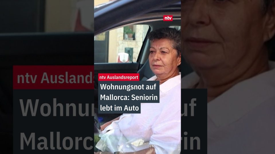 Wohnungsnot Mallorca – Ältere Frau sitzt vor einem kleinen Auto mit persönlichen Habseligkeiten – Wohnungsnot auf Mallorca