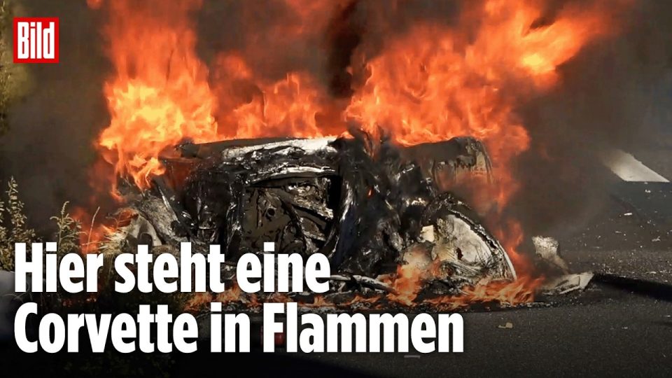 Corvette Brand A1 – Ausgebrannte Corvette auf dem Seitenstreifen der A1 bei Ottersberg, Feuerwehr bekämpft Corvette Brand au…