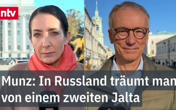 Flaggen von Russland, USA und China nebeneinander – Symbol für den geplanten Russland-USA-China-Gipfel