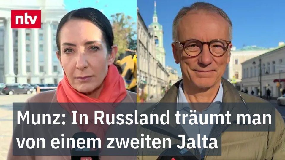 Flaggen von Russland, USA und China nebeneinander – Symbol für den geplanten Russland-USA-China-Gipfel