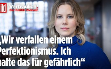 Schwangere Frau hält Blutabnahme-Röhrchen in der Hand – Bluttest Schwangere auf Trisomie