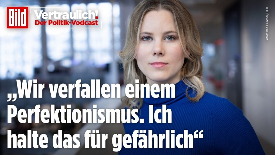 Schwangere Frau hält Blutabnahme-Röhrchen in der Hand – Bluttest Schwangere auf Trisomie