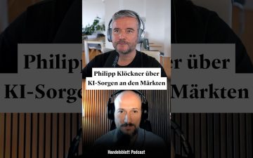 Tech-Investor analysiert KI-Profitabilität und Marktrisiken im Chipsektor an einem Computerbildschirm