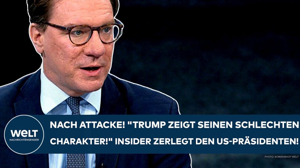 Donald Trump am Rednerpult, im Hintergrund ukrainische Flagge – Streit um Selenski-Ablösung