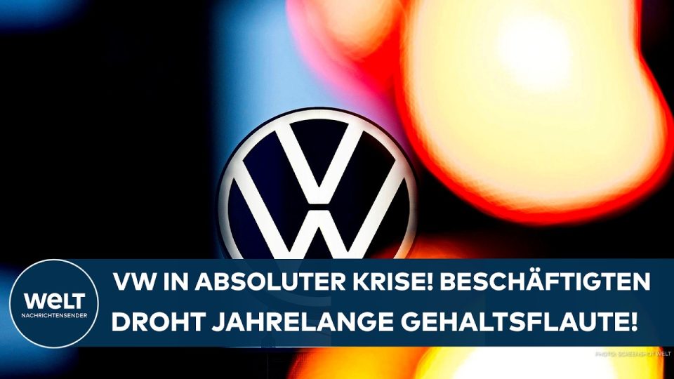 VW-Logo an einem Werksgebäude – VW-Krise und geplante Gehaltseinfrierung sorgen für Konflikte