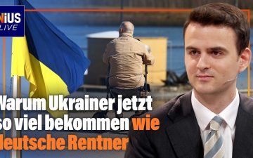 Ältere Frau sitzt nachdenklich am Tisch mit Rentenunterlagen – Grundsicherung im Alter im Fokus