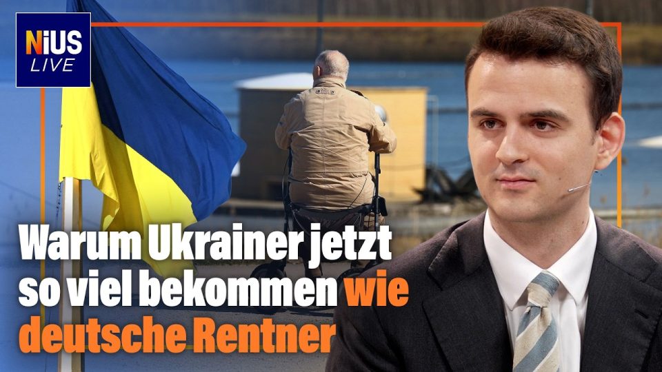 Ältere Frau sitzt nachdenklich am Tisch mit Rentenunterlagen – Grundsicherung im Alter im Fokus
