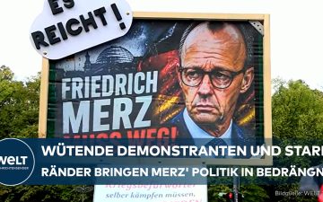 Demonstration vor dem Brandenburger Tor in Berlin gegen die politische Mitte – Transparente gegen Schwarz-Rot