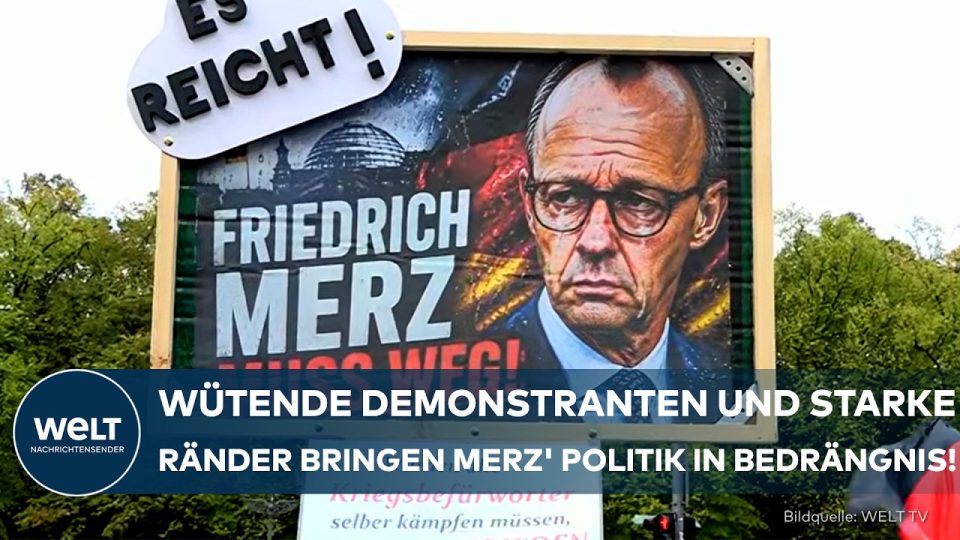 Demonstration vor dem Brandenburger Tor in Berlin gegen die politische Mitte – Transparente gegen Schwarz-Rot