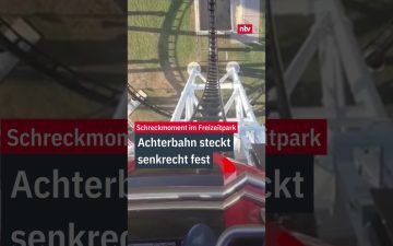 Achterbahn stecken geblieben – Achterbahn Circuitbreaker steckt senkrecht fest im Freizeitpark Cotaland in Austin, Texas
