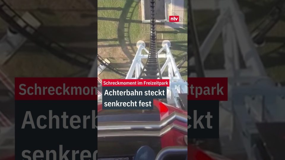 Achterbahn stecken geblieben – Achterbahn Circuitbreaker steckt senkrecht fest im Freizeitpark Cotaland in Austin, Texas