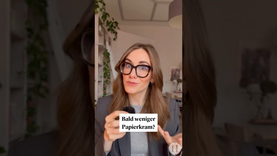 Stapel von Akten und Formularen als Symbol für Bürokratieabbau in Deutschland durch das Berichtsentlastungsgesetz