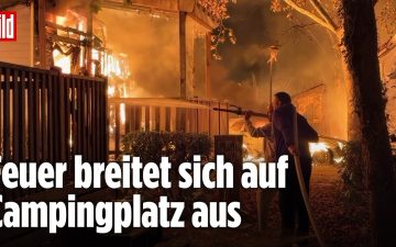 Campingplatz-Brand Gardasee – Ausgebrannte Mobilheime nach dem Campingplatz-Brand am Gardasee mit Einsatzkräften der Feuerwe…