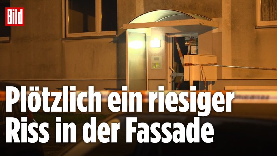 Einsturzgefahr Lauchhammer – Feuerwehreinsatz vor einem Wohnhaus in Lauchhammer mit sichtbaren Rissen und Einsturzgefahr