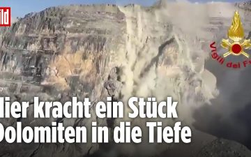 Felssturz Dolomiten – Staubwolke nach einem gewaltigen Felssturz in den Dolomiten bei Cortina d'Ampezzo, gesperrter Wanderwe…
