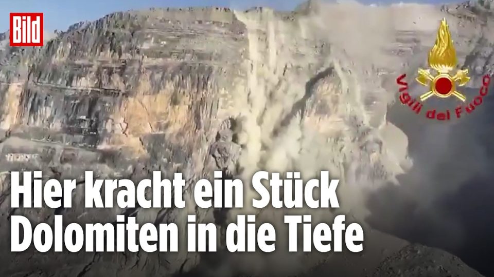Felssturz Dolomiten – Staubwolke nach einem gewaltigen Felssturz in den Dolomiten bei Cortina d'Ampezzo, gesperrter Wanderwe…