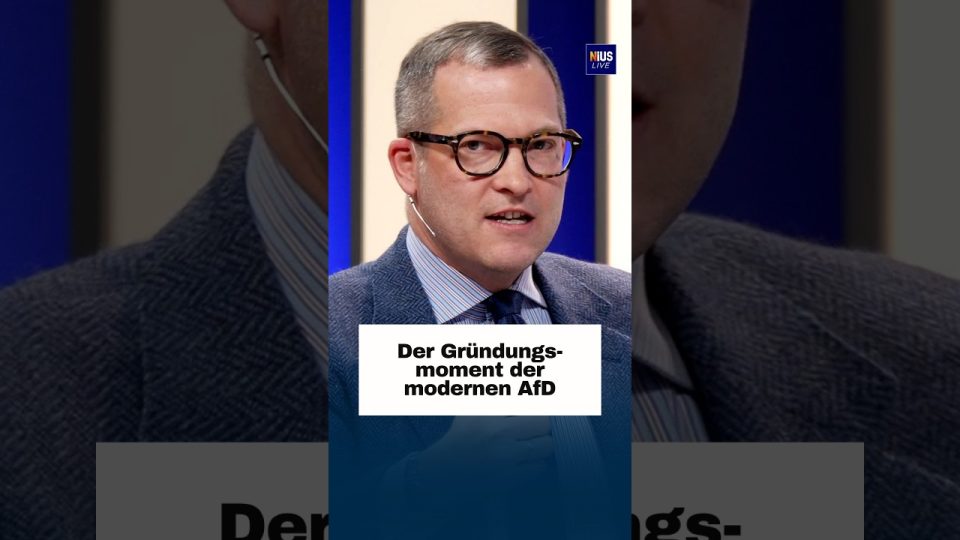 Angela Merkel vor CDU-Banner, Symbolbild zum AfD-Gründungsmoment und der Deutschlandfahne