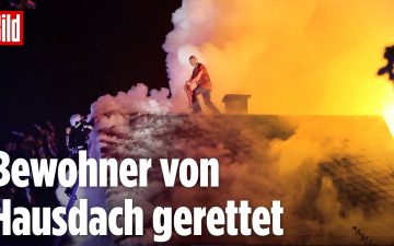 Hausbrand Tannenberg – Feuerwehr rettet Mann mit Drehleiter von brennendem Dach beim Hausbrand in Tannenberg