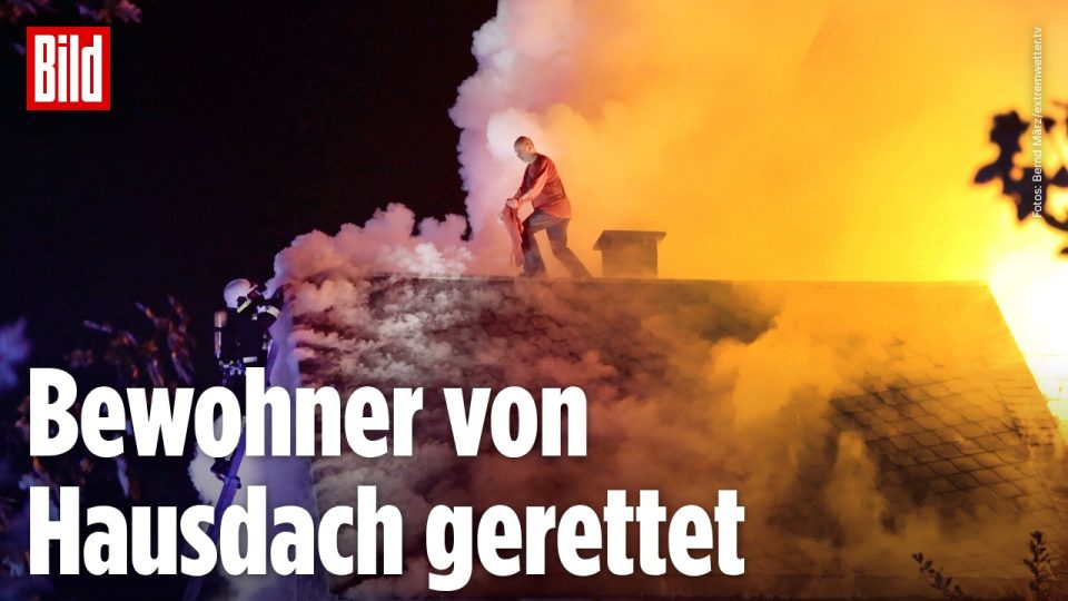 Hausbrand Tannenberg – Feuerwehr rettet Mann mit Drehleiter von brennendem Dach beim Hausbrand in Tannenberg