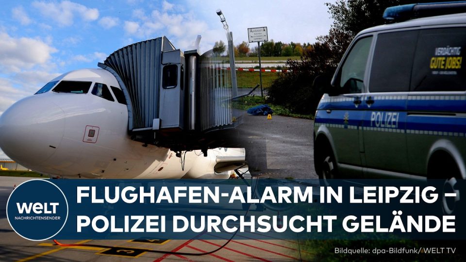 Polizeifahrzeuge vor dem Flughafen Leipzig-Halle neben russischen Antonow-Frachtflugzeugen bei Nacht