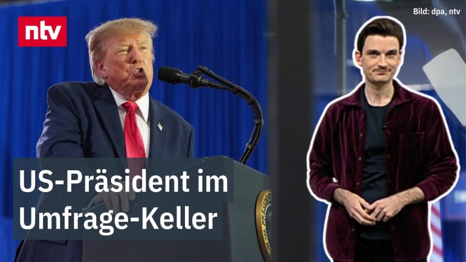 Donald Trump am Rednerpult, Grafik zu sinkenden Trumps Zustimmungswerten im Hintergrund