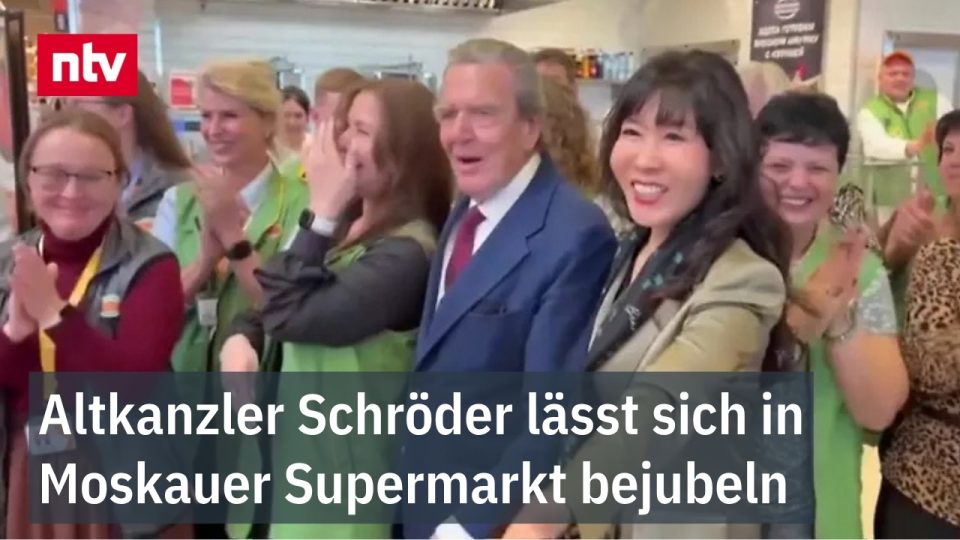 Schröder Hyperglobus – Gerhard Schröder beim Besuch einer Hyperglobus-Filiale in Moskau als neuer Aufsichtsrat der russische…