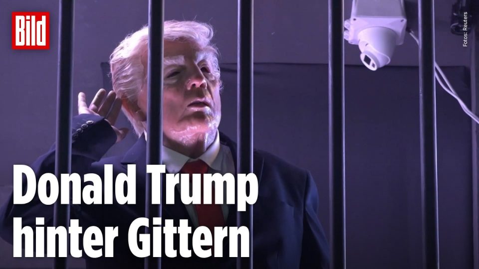 Ein Darsteller als Donald Trump verkleidet sitzt in einem Schaukäfig bei einer Iran Trump Demütigung Straßeninstallation in …