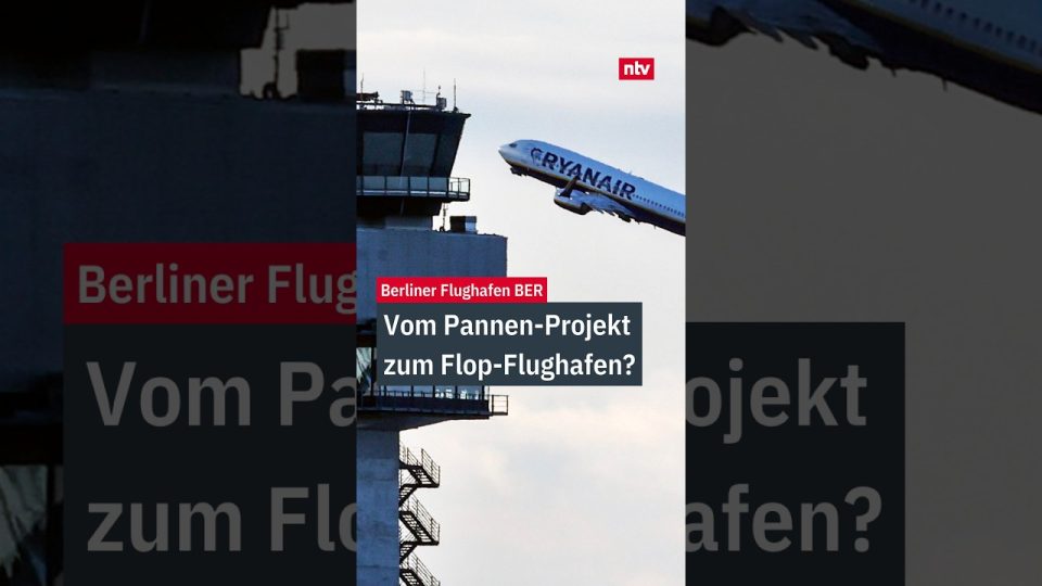 Blick auf das Terminal des BER Flughafen Berlin Brandenburg mit Flugzeug auf dem Rollfeld