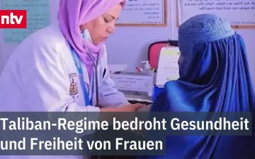 Eine Frau in Afghanistan mit Kopftuch und Maske auf einer leeren Straße in Kabul – Taliban Frauen Afghanistan