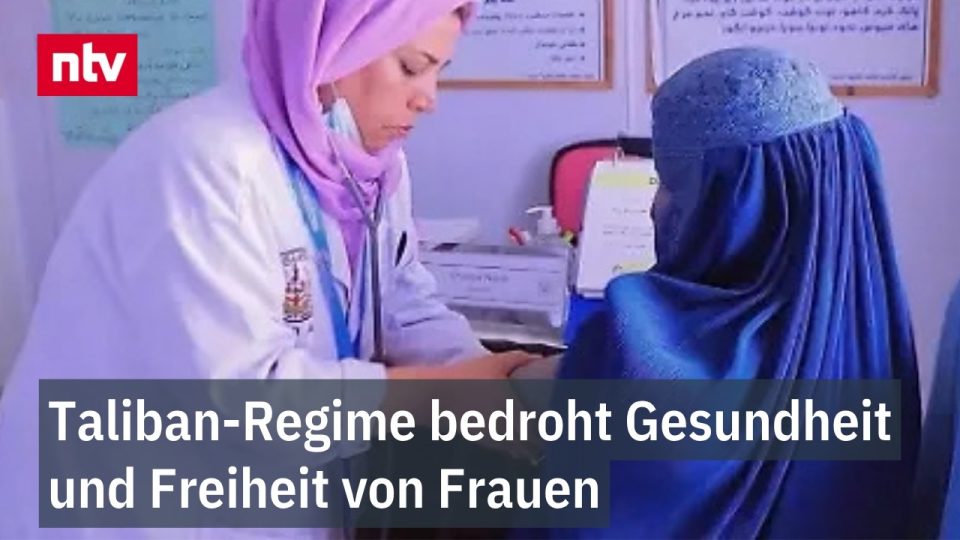 Eine Frau in Afghanistan mit Kopftuch und Maske auf einer leeren Straße in Kabul – Taliban Frauen Afghanistan