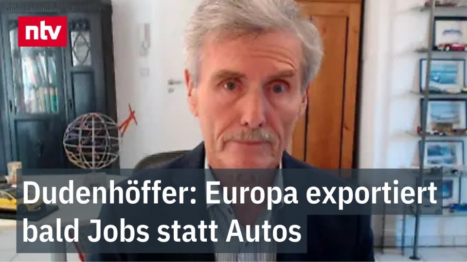 Elektroauto und Verbrenner-Fahrzeug nebeneinander – Symbolbild zur Zukunft der Verbrenner-Produktion in Europa