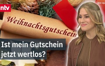 Frau hält mehrere Gutscheine in der Hand – Gutschein Insolvenz bedroht Verbrauchergelder
