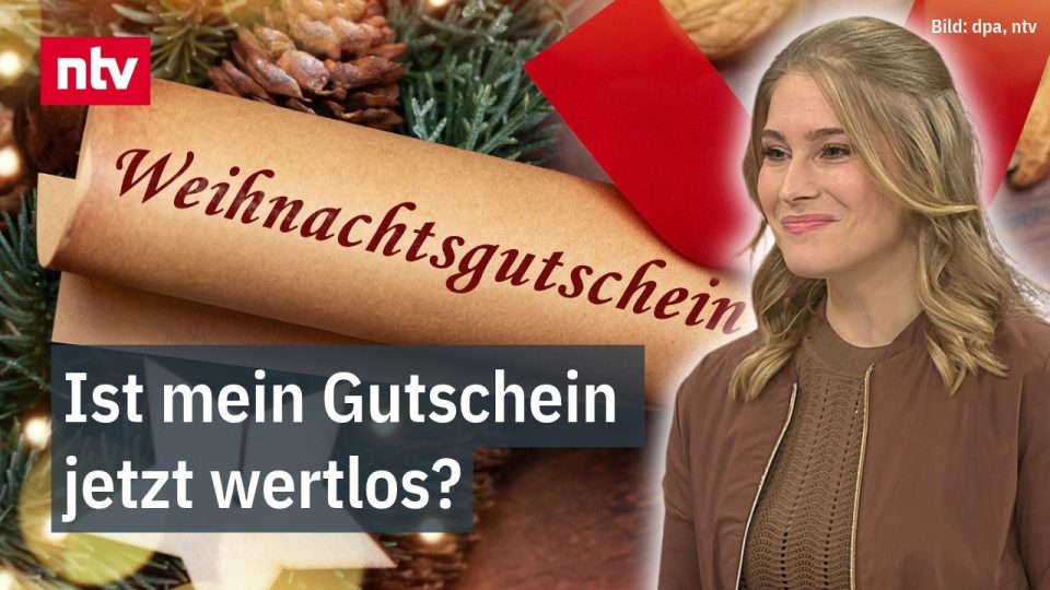 Frau hält mehrere Gutscheine in der Hand – Gutschein Insolvenz bedroht Verbrauchergelder