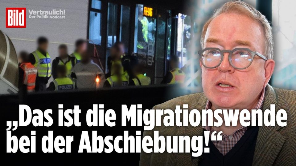 BAMF-Bescheid zur Rückführung nach Syrien liegt auf einem Tisch – Entzug des Schutzstatus für syrische Flüchtlinge in Deutsc…