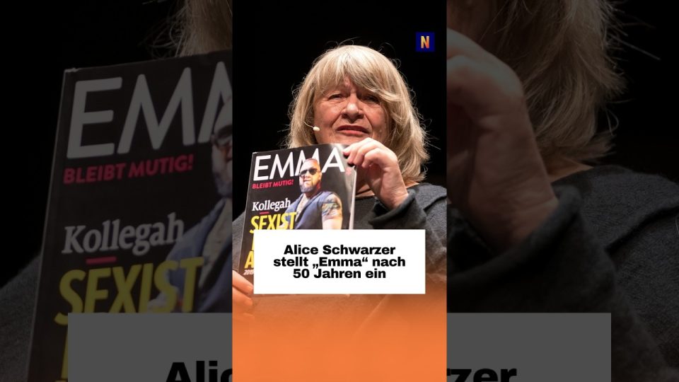 Emma Magazin – Alice Schwarzer hält eine Ausgabe des feministischen Emma-Magazins in den Händen – das Magazin erscheint nach…