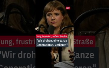 Junge Menschen bei Jugendprotesten auf der Straße mit Schildern und Transparenten in einer deutschen Stadt