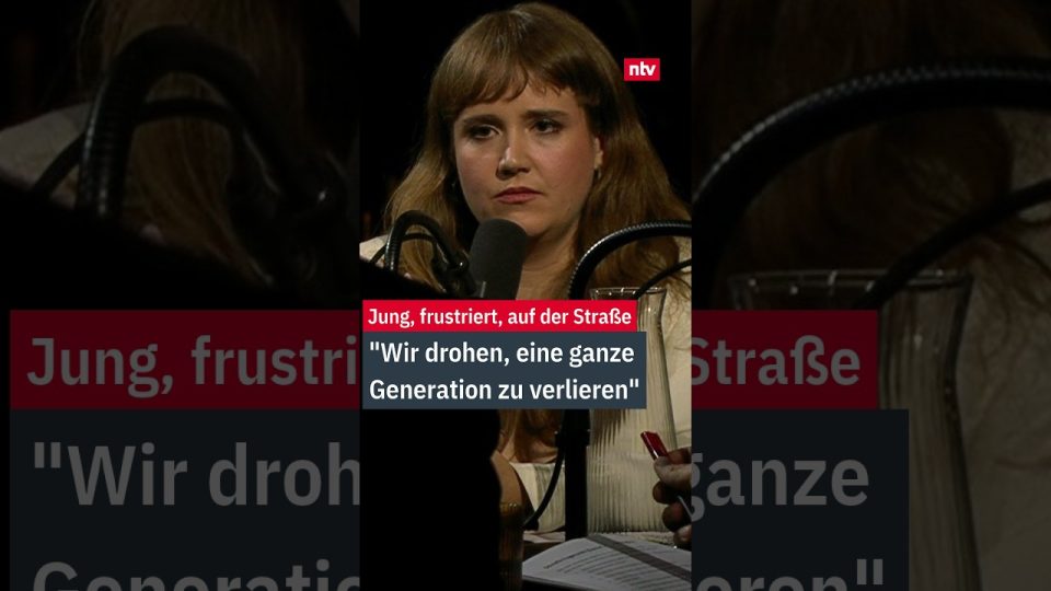 Junge Menschen bei Jugendprotesten auf der Straße mit Schildern und Transparenten in einer deutschen Stadt