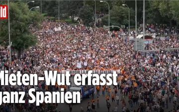 Tausende Demonstranten in Madrid halten Schlüssel in die Luft und protestieren gegen die Wohnungskrise Spanien