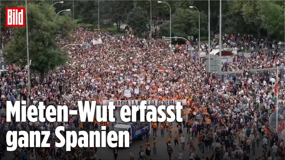 Tausende Demonstranten in Madrid halten Schlüssel in die Luft und protestieren gegen die Wohnungskrise Spanien