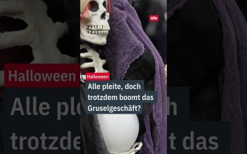 Bunte Halloween-Kostüme und Dekoartikel in einem Verkleidungsgeschäft – das Halloweengeschäft boomt trotz Inflation