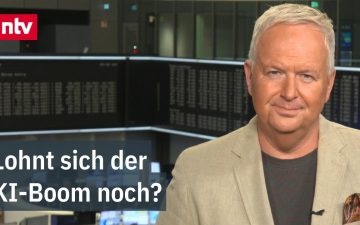 Nasdaq KI-Boom – Händler an der Nasdaq-Börse blickt auf fallende Kurse auf Bildschirmen – Zweifel am KI-Boom wachsen