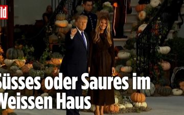 Halloween Weißes Haus – Donald und Melania Trump verteilen Halloween-Süßigkeiten an Kinder vor dem Weißen Haus