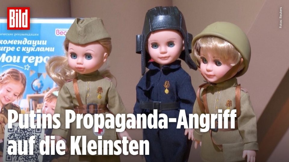 Militärspielzeug mit Tarnfleck-Puppen und Miniaturpanzern auf einer Spielwarenmesse in Moskau – Kriegsspielzeug Russland