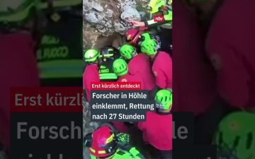 Höhlenforscher Rettung – Rettungskräfte bergen einen Höhlenforscher nach 27 Stunden aus einer Höhle auf Sardinien