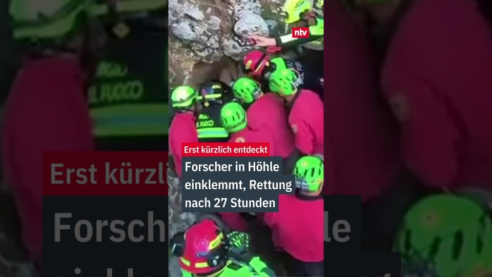 Höhlenforscher Rettung – Rettungskräfte bergen einen Höhlenforscher nach 27 Stunden aus einer Höhle auf Sardinien