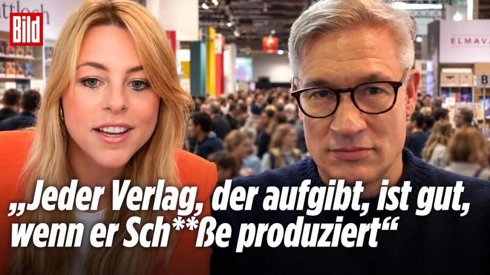 Ulf Poschardt hält ein dickes Buch auf der Frankfurter Buchmesse 2026 in die Kamera