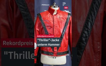 Die ikonische schwarzrote Thriller-Jacke von Michael Jackson auf einem Auktionspodest – Fokus-Keyword: Thriller-Jacke