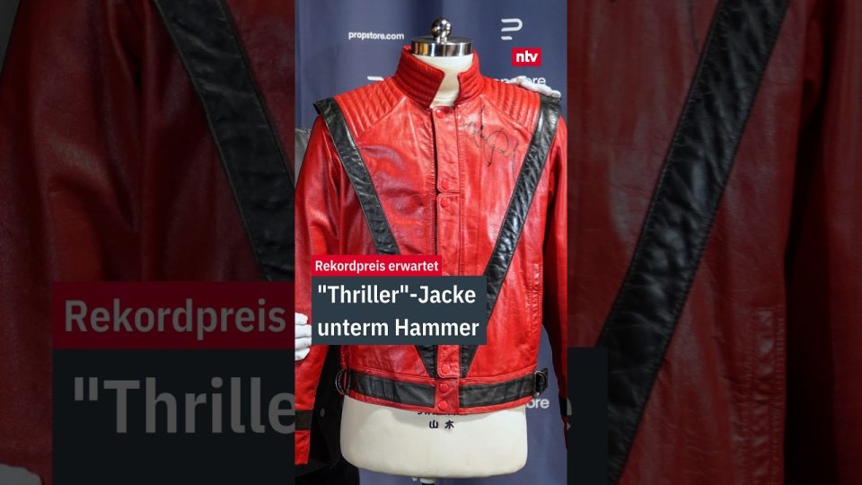 Die ikonische schwarzrote Thriller-Jacke von Michael Jackson auf einem Auktionspodest – Fokus-Keyword: Thriller-Jacke