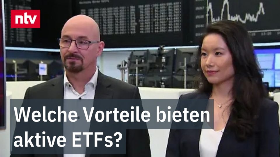 Fondsmanager analysiert Portfolio-Daten auf Bildschirmen – aktive ETFs im Fokus